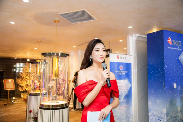 Hoa hậu Lương Thùy Linh rạng rỡ bên những bảo vật kỷ lục của DOJI - Ảnh 1. Hoa hậu Lương Thùy Linh rạng rỡ bên những bảo vật kỷ lục của DOJI - Ảnh 1.