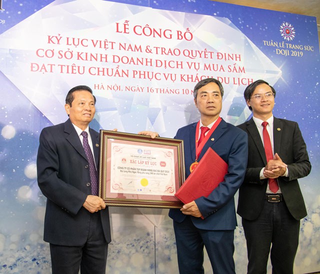 Hoa hậu Lương Thùy Linh rạng rỡ bên những bảo vật kỷ lục của DOJI - Ảnh 9. Hoa hậu Lương Thùy Linh rạng rỡ bên những bảo vật kỷ lục của DOJI - Ảnh 9.