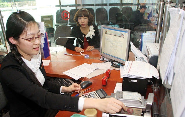 Nợ xấu rình rập ngân hàng - Ảnh 1. Nợ xấu rình rập ngân hàng - Ảnh 1.