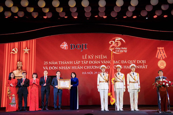 LỄ KỶ NIỆM 25 NĂM TẬP ĐOÀN VÀNG BẠC ĐÁ QUÝ DOJI VÀ ĐÓN NHẬN HUÂN CHƯƠNG LAO ĐỘNG HẠNG NHẤT - Ảnh 3.