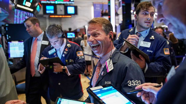 Tỷ lệ thất nghiệp của Mỹ thấp nhất trong 50 năm, Dow Jones leo dốc 370 điểm - Ảnh 1. Tỷ lệ thất nghiệp của Mỹ thấp nhất trong 50 năm, Dow Jones leo dốc 370 điểm - Ảnh 1.