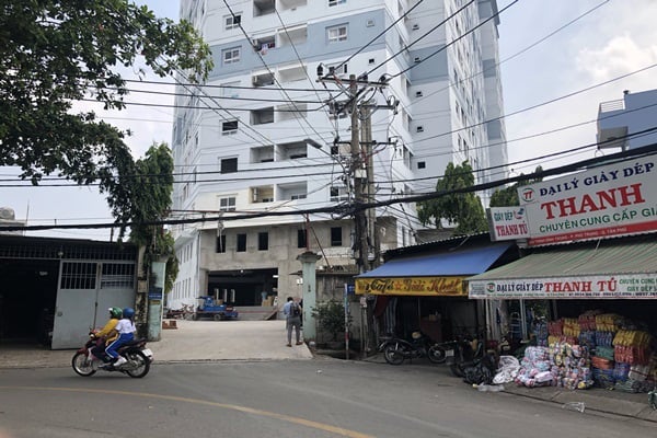 TP.HCM: Chung cư xây 10 năm nham nhở, dân vẫn liều mình vào ở - Ảnh 1. TP.HCM: Chung cư xây 10 năm nham nhở, dân vẫn liều mình vào ở - Ảnh 1.