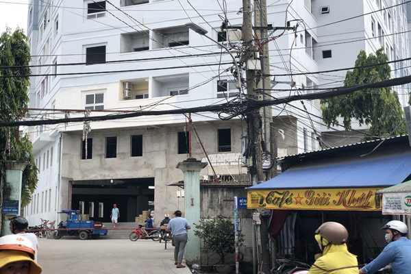 TP.HCM: Chung cư xây 10 năm nham nhở, dân vẫn liều mình vào ở - Ảnh 2. TP.HCM: Chung cư xây 10 năm nham nhở, dân vẫn liều mình vào ở - Ảnh 2.