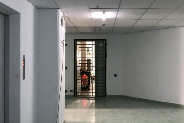 TP.HCM: Chung cư xây 10 năm nham nhở, dân vẫn liều mình vào ở - Ảnh 7. TP.HCM: Chung cư xây 10 năm nham nhở, dân vẫn liều mình vào ở - Ảnh 7.