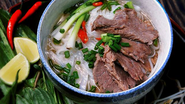 Từ tô phở tới hạt gạo: Vì sao ngon mà giá vẫn “bèo”? - Ảnh 1. Từ tô phở tới hạt gạo: Vì sao ngon mà giá vẫn “bèo”? - Ảnh 1.