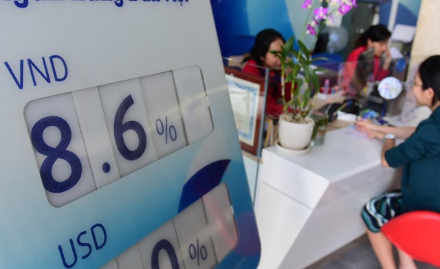 Lãi suất tăng hướng tới 10%, ôm tiền tỷ chọn ngân hàng ăn lãi - Ảnh 1. Lãi suất tăng hướng tới 10%, ôm tiền tỷ chọn ngân hàng ăn lãi - Ảnh 1.