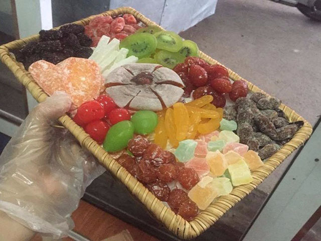 Mứt tết handmade đắt đỏ, chất lượng khó kiểm soát - Ảnh 1. Mứt tết handmade đắt đỏ, chất lượng khó kiểm soát - Ảnh 1.