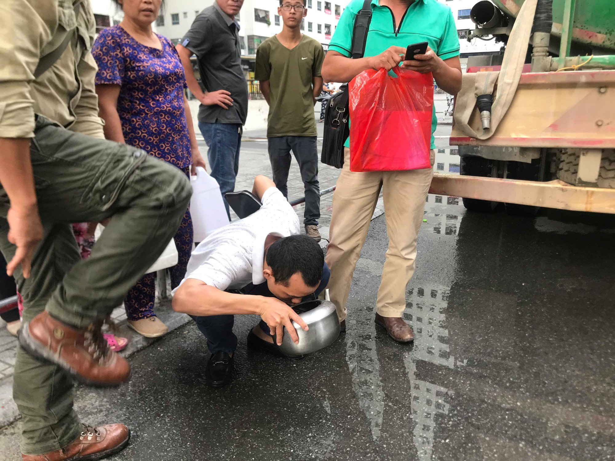 Cư dân chung cư Linh Đàm bức xúc vì nước sạch cấp miễn phí vẩn đục, tanh hôi - Ảnh 3. Cư dân chung cư Linh Đàm bức xúc vì nước sạch cấp miễn phí vẩn đục, tanh hôi - Ảnh 3.