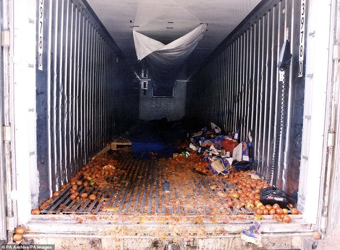 Từ vụ 39 thi thể trong container, nhìn lại thảm kịch nhập cư bất hợp pháp tồi tệ nhất tại Anh - Ảnh 1. Từ vụ 39 thi thể trong container, nhìn lại thảm kịch nhập cư bất hợp pháp tồi tệ nhất tại Anh - Ảnh 1.