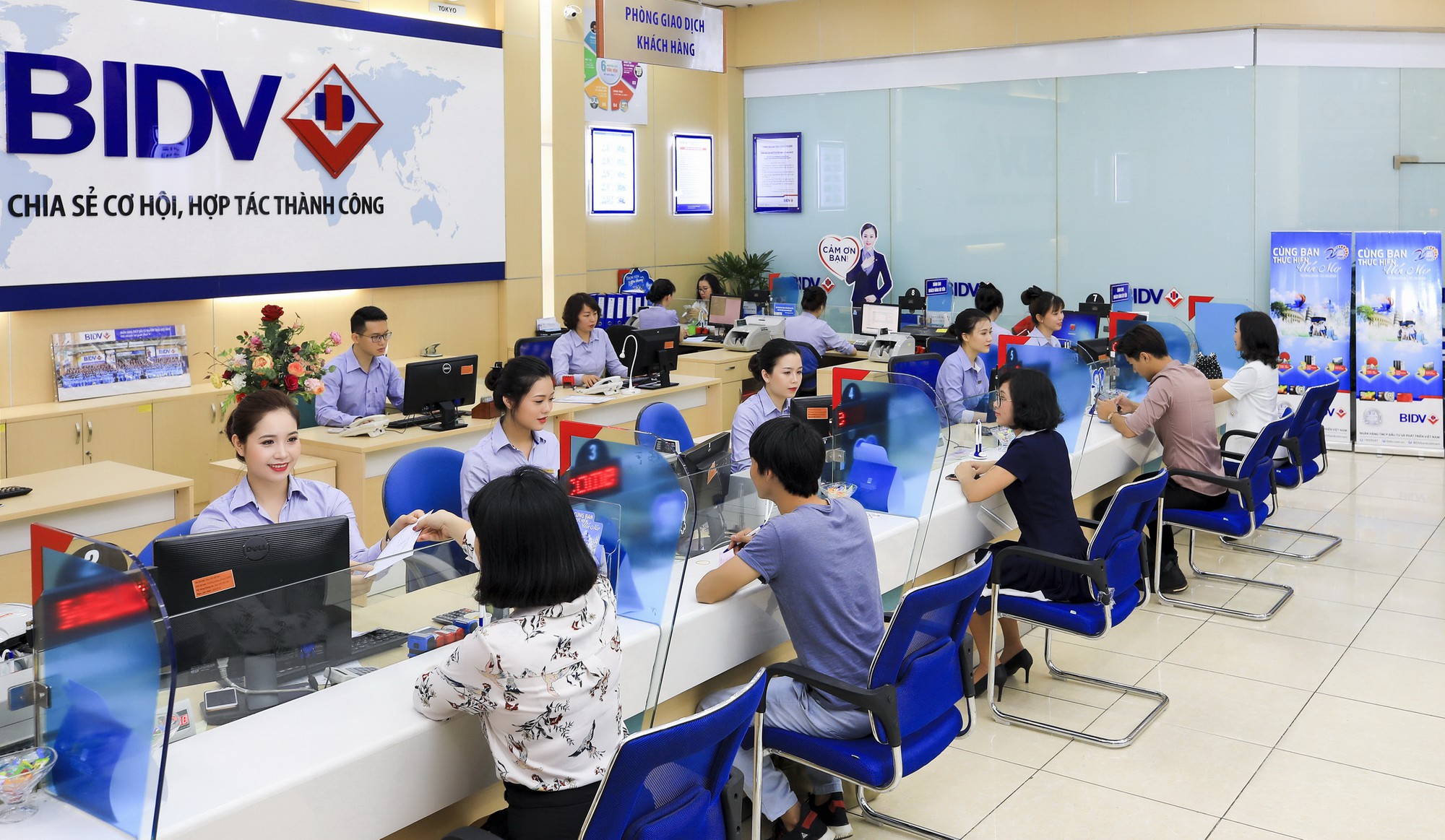 BIDV: Lãi thuần từ hoạt động dịch vụ tăng 28% trong quý 3 - Ảnh 1. BIDV: Lãi thuần từ hoạt động dịch vụ tăng 28% trong quý 3 - Ảnh 1.