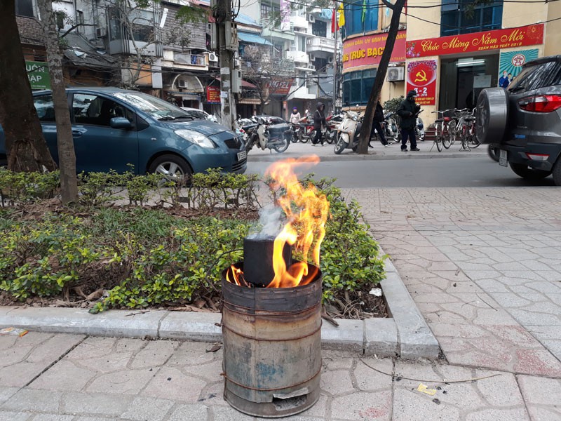 Hà Nội cấm sử dụng than tổ ong từ năm 2021 - Ảnh 1. Hà Nội cấm sử dụng than tổ ong từ năm 2021 - Ảnh 1.