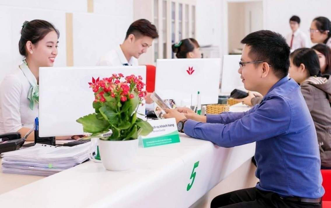 Ngân hàng giảm phí dịch vụ: Bước đi khôn ngoan, "ông lớn” khó đứng ngoài cuộc - Ảnh 3. Ngân hàng giảm phí dịch vụ: Bước đi khôn ngoan, "ông lớn” khó đứng ngoài cuộc - Ảnh 3.