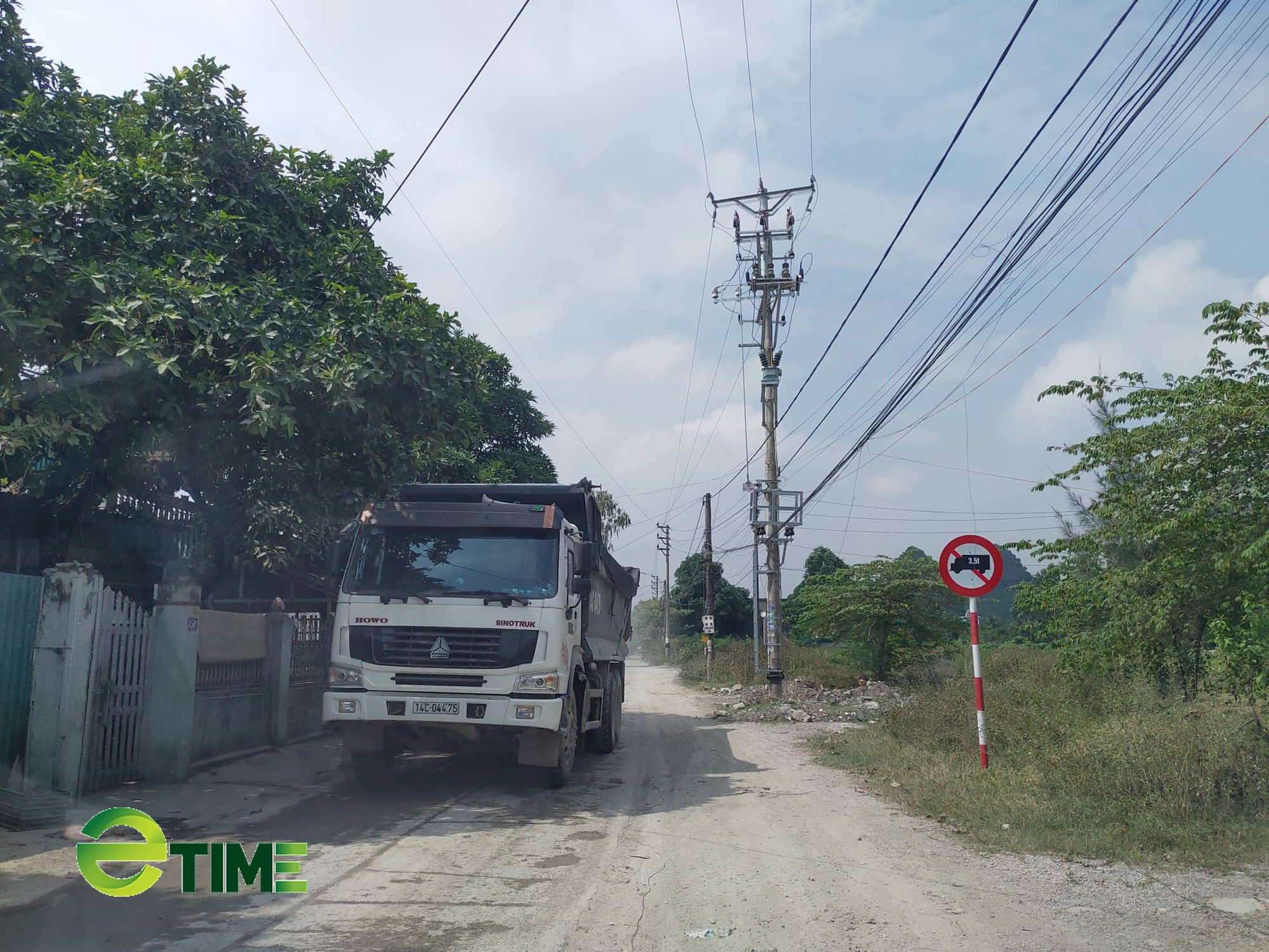 Mỏ đá của Công an tỉnh Quảng Ninh ngang nhiên nổ mìn sát nhà dân - Ảnh 4. Mỏ đá của Công an tỉnh Quảng Ninh ngang nhiên nổ mìn sát nhà dân - Ảnh 4.