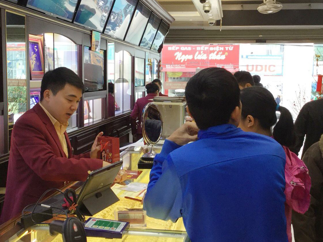 Giá vàng hôm nay 21/11: Vừa đạt đỉnh 2 tuần đã sụt giảm - Ảnh 1. Giá vàng hôm nay 21/11: Vừa đạt đỉnh 2 tuần đã sụt giảm - Ảnh 1.