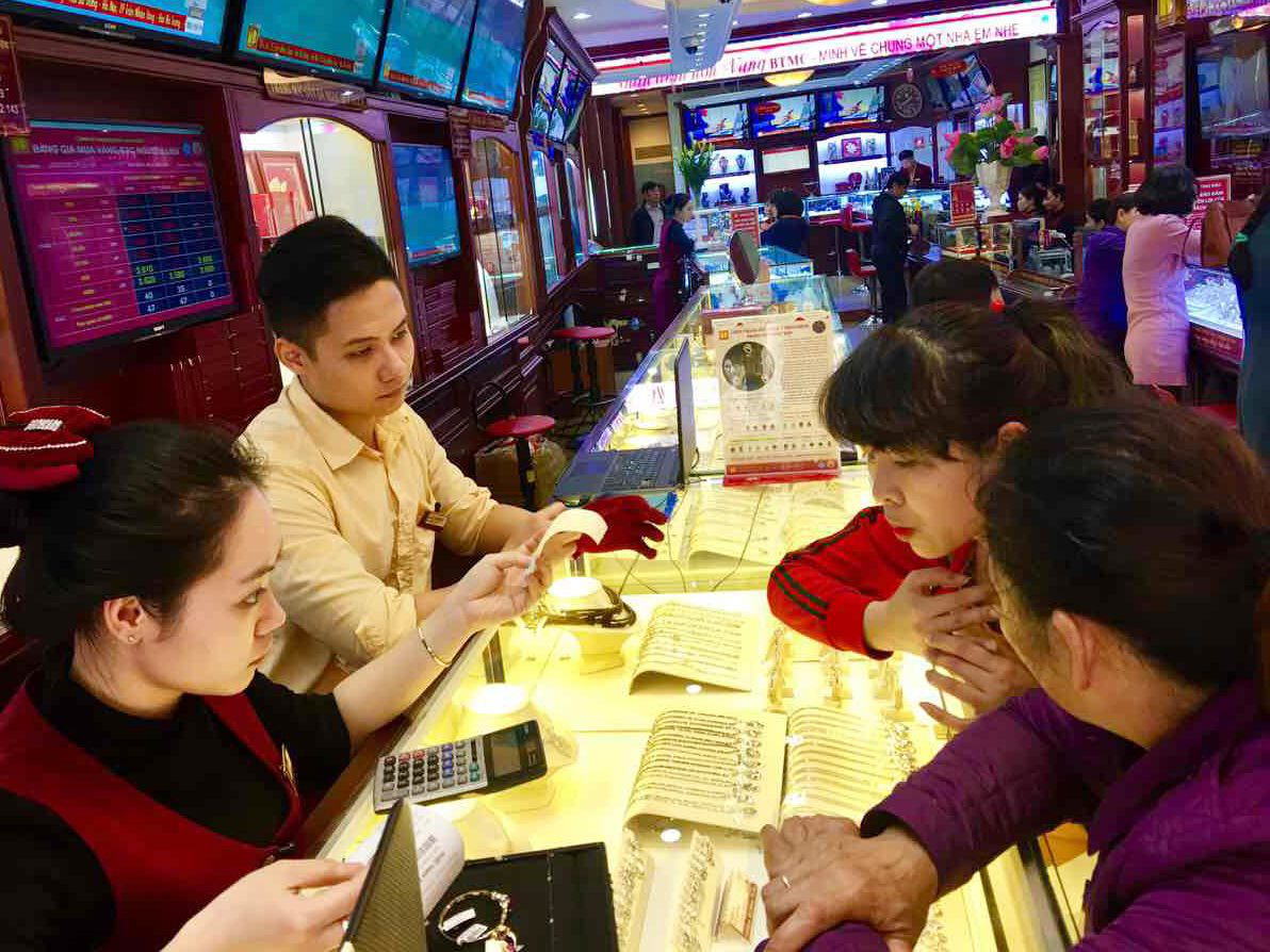 Giá vàng hôm nay 23/11 nối dài đà giảm - Ảnh 1. Giá vàng hôm nay 23/11 nối dài đà giảm - Ảnh 1.