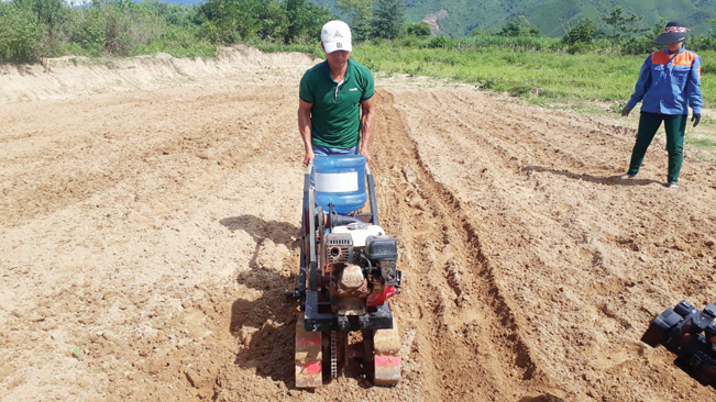 Chàng nông dân Đà thành tự sáng chế thành công máy gieo hạt đem lại hiệu quả kinh tế cao - Ảnh 1. Chàng nông dân Đà thành tự sáng chế thành công máy gieo hạt đem lại hiệu quả kinh tế cao - Ảnh 1.
