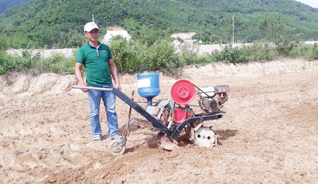 Chàng nông dân Đà thành tự sáng chế thành công máy gieo hạt đem lại hiệu quả kinh tế cao - Ảnh 2. Chàng nông dân Đà thành tự sáng chế thành công máy gieo hạt đem lại hiệu quả kinh tế cao - Ảnh 2.