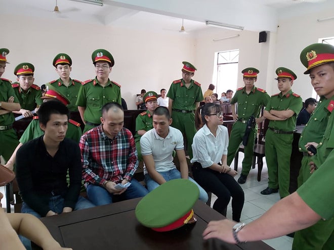 Nữ nhân viên Alibaba cầm đầu nhóm chống đối, phá xe đoàn cưỡng chế lĩnh 4 năm 6 tháng tù - Ảnh 1. Nữ nhân viên Alibaba cầm đầu nhóm chống đối, phá xe đoàn cưỡng chế lĩnh 4 năm 6 tháng tù - Ảnh 1.
