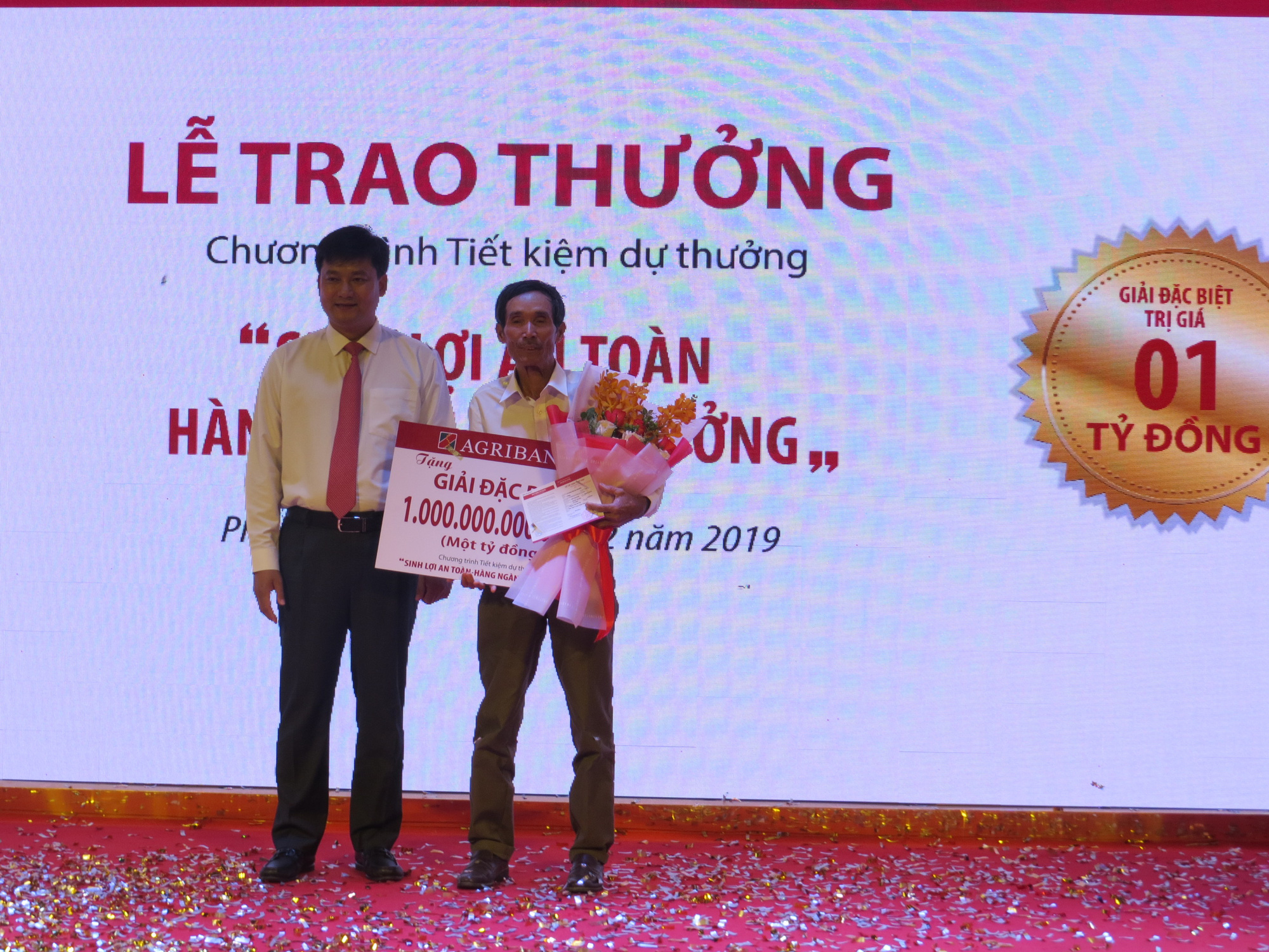 Agribank trao giải 1 tỷ đồng cho khách hàng trúng thưởng “Sinh lợi an toàn - Hàng ngàn giải thưởng” - Ảnh 1. Agribank trao giải 1 tỷ đồng cho khách hàng trúng thưởng “Sinh lợi an toàn - Hàng ngàn giải thưởng” - Ảnh 1.