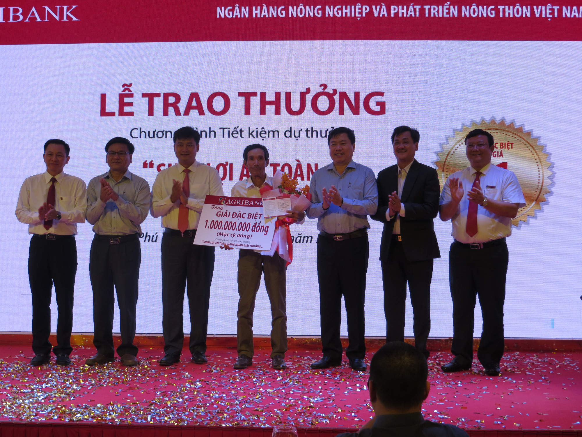 Agribank trao giải 1 tỷ đồng cho khách hàng trúng thưởng “Sinh lợi an toàn - Hàng ngàn giải thưởng” - Ảnh 2. Agribank trao giải 1 tỷ đồng cho khách hàng trúng thưởng “Sinh lợi an toàn - Hàng ngàn giải thưởng” - Ảnh 2.