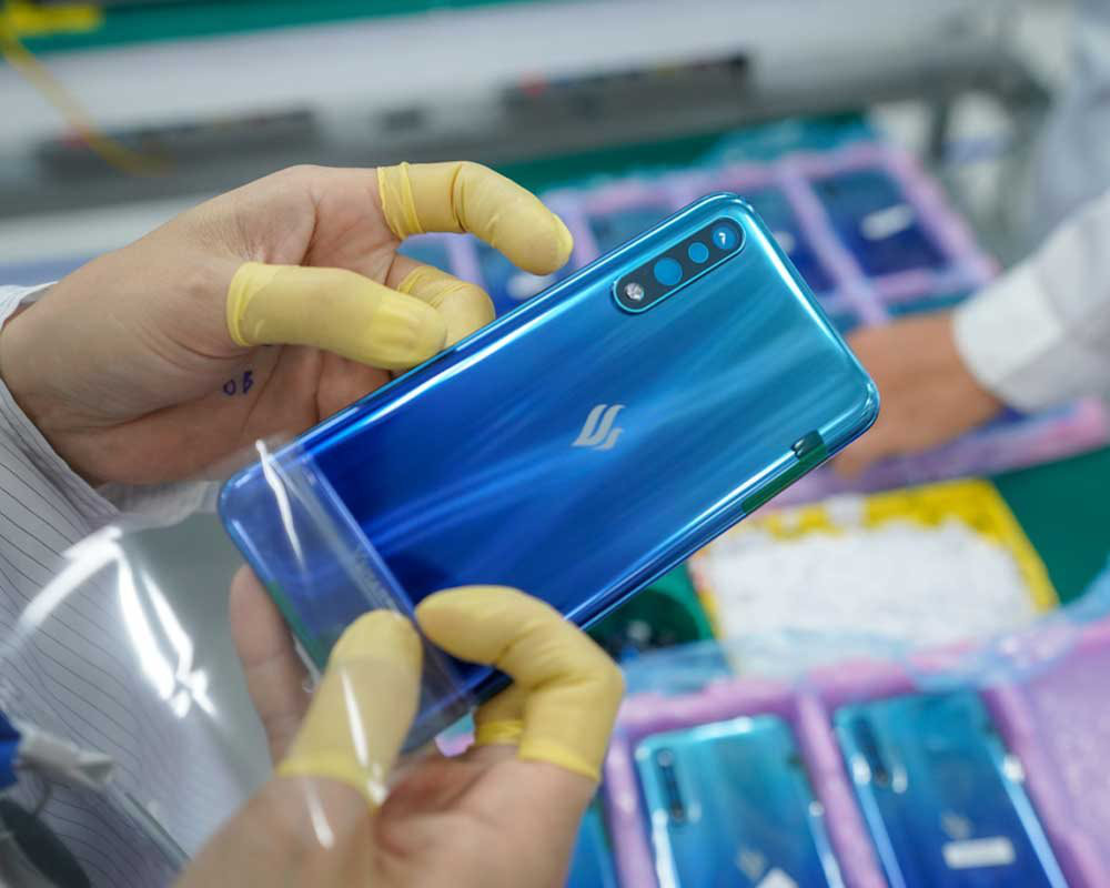 Giảm mạnh giá bán Vsmart Live, tỷ phú Phạm Nhật Vượng đang tấn công trực diện các thương hiệu nước ngoài? - Ảnh 1. Giảm mạnh giá bán Vsmart Live, tỷ phú Phạm Nhật Vượng đang tấn công trực diện các thương hiệu nước ngoài? - Ảnh 1.