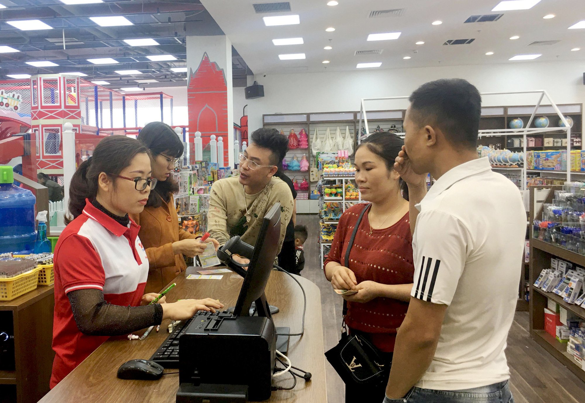 Bắc Kạn: Nỗ lực bình ổn thị trường cuối năm - Ảnh 6. Bắc Kạn: Nỗ lực bình ổn thị trường cuối năm - Ảnh 6.