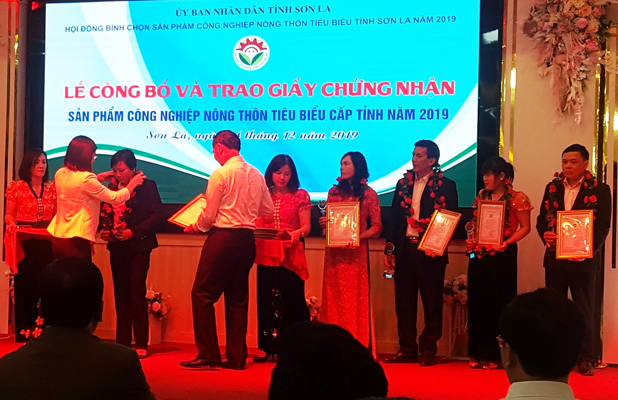 Sơn La: Trao Giấy chứng nhận sản phẩm công nghiệp nông thôn tiêu biểu cấp tỉnh năm 2019 - Ảnh 1. Sơn La: Trao Giấy chứng nhận sản phẩm công nghiệp nông thôn tiêu biểu cấp tỉnh năm 2019 - Ảnh 1.
