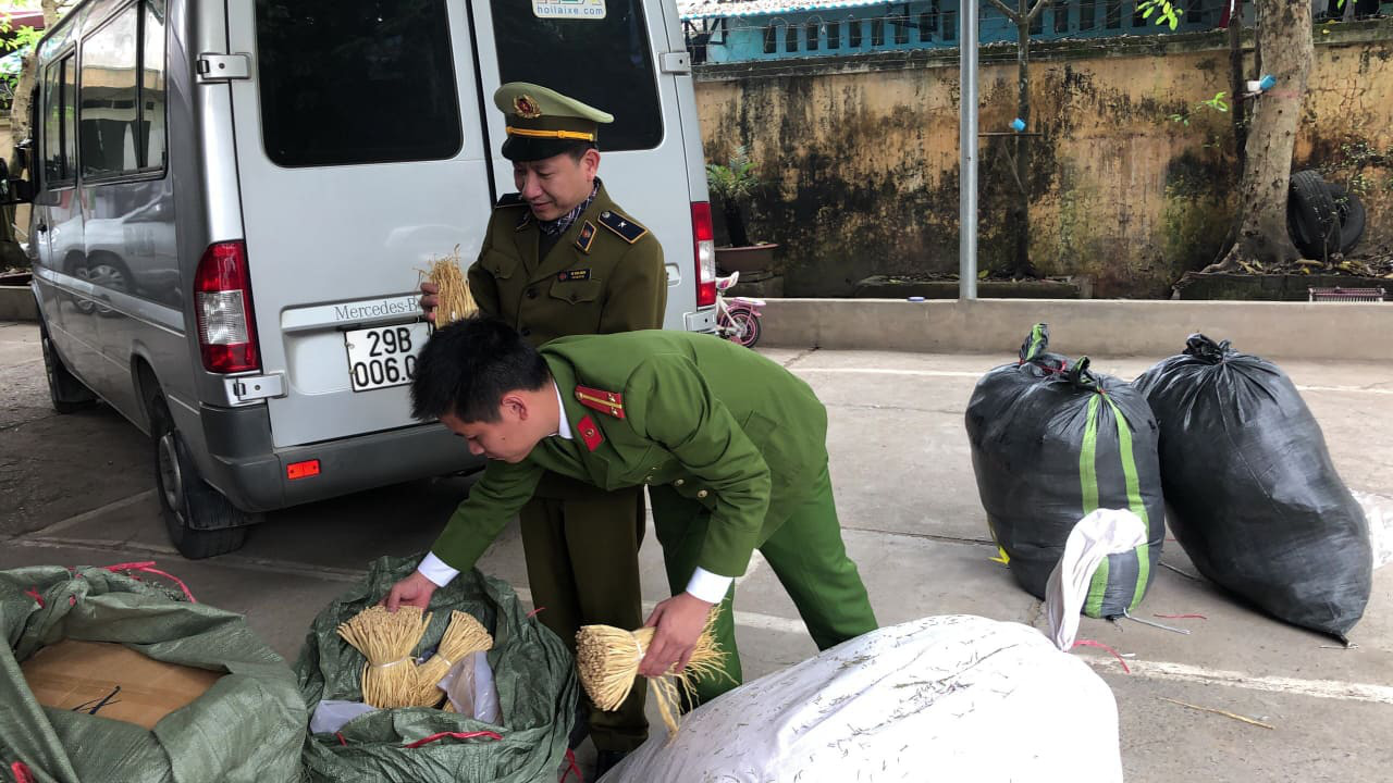 Lạng Sơn: Bắt hơn 2 tạ dược liệu thuốc bắc không rõ nguồn gốc - Ảnh 1. Lạng Sơn: Bắt hơn 2 tạ dược liệu thuốc bắc không rõ nguồn gốc - Ảnh 1.