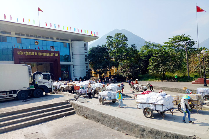 Tạm dừng hoạt động xuất nhập khẩu tại 4 điểm xuất hàng qua biên giới tỉnh Quảng Ninh - Ảnh 1. Tạm dừng hoạt động xuất nhập khẩu tại 4 điểm xuất hàng qua biên giới tỉnh Quảng Ninh - Ảnh 1.