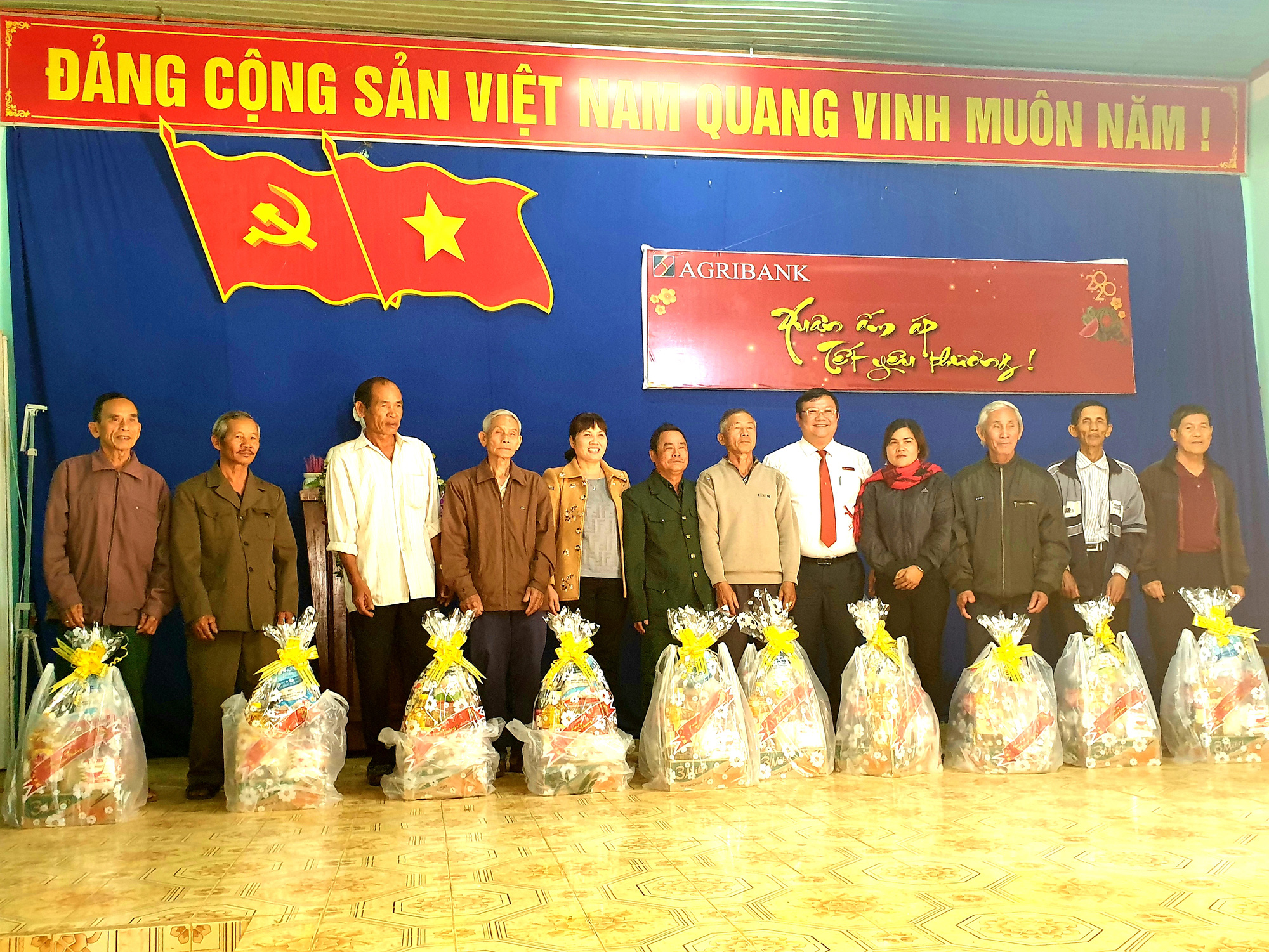 “Xuân ấm áp – Tết yêu thương” của Agribank miền Trung đến với người nghèo Đắk Lắk - Ảnh 2. “Xuân ấm áp – Tết yêu thương” của Agribank miền Trung đến với người nghèo Đắk Lắk - Ảnh 2.