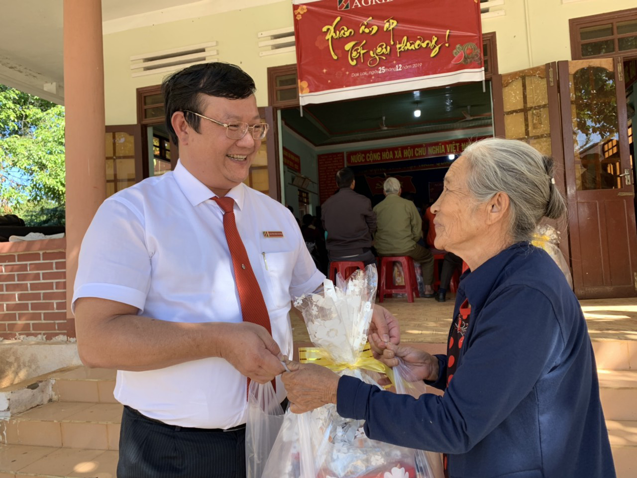 “Xuân ấm áp – Tết yêu thương” của Agribank miền Trung đến với người nghèo Đắk Lắk - Ảnh 1. “Xuân ấm áp – Tết yêu thương” của Agribank miền Trung đến với người nghèo Đắk Lắk - Ảnh 1.