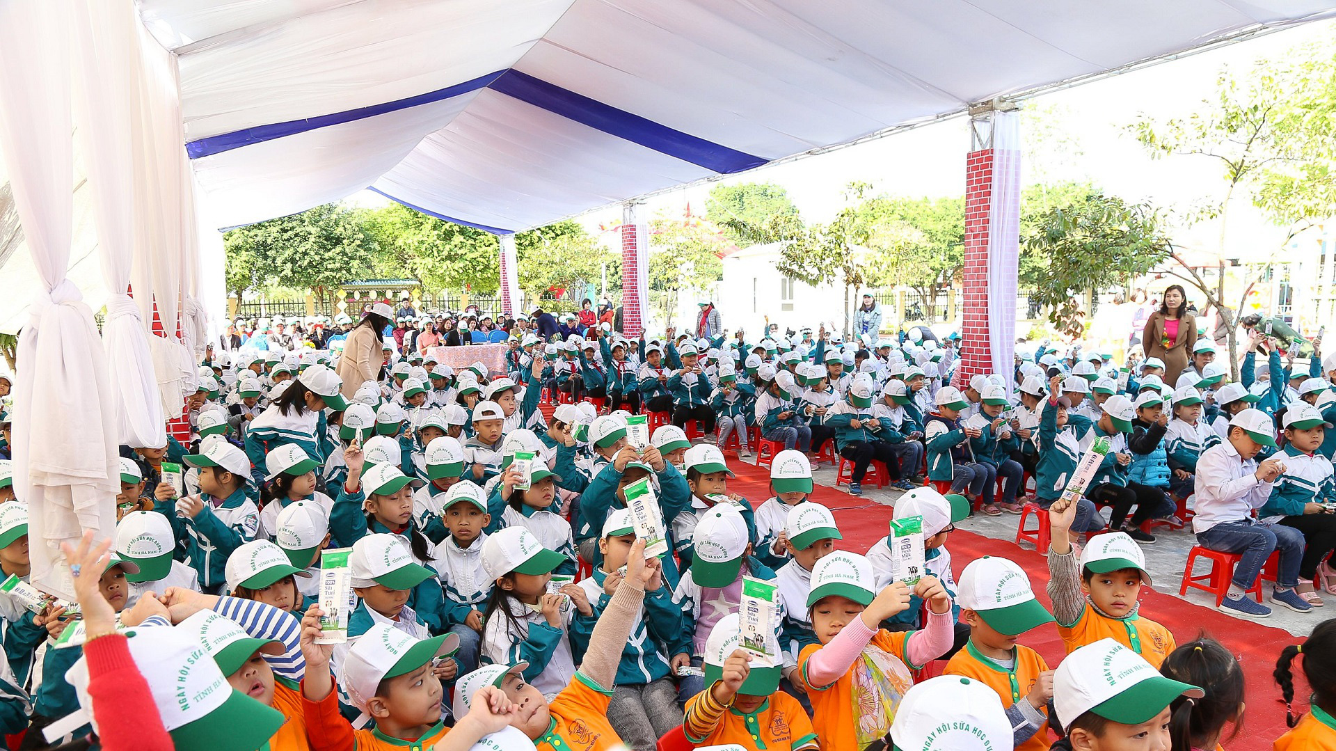130.000 học sinh trẻ học sinh mầm non Hà Nam được uống sữa học đường của Vinamilk - Ảnh 1. 130.000 học sinh trẻ học sinh mầm non Hà Nam được uống sữa học đường của Vinamilk - Ảnh 1.