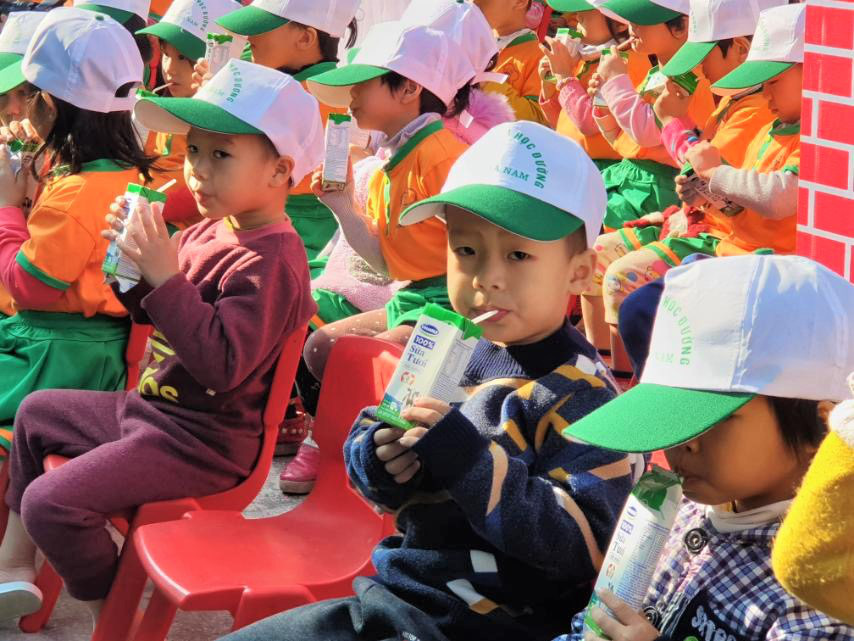 130.000 học sinh trẻ học sinh mầm non Hà Nam được uống sữa học đường của Vinamilk - Ảnh 5. 130.000 học sinh trẻ học sinh mầm non Hà Nam được uống sữa học đường của Vinamilk - Ảnh 5.