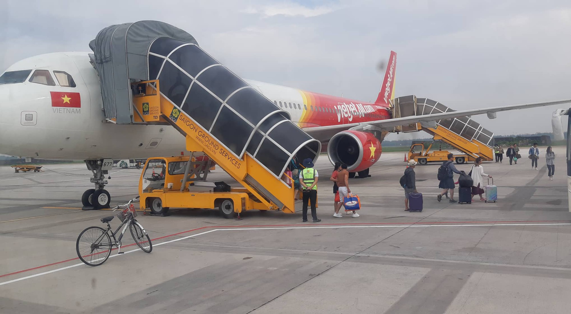 Vì sao Bộ GTVT không được dùng tiền của ACV để sửa đường băng Nội Bài? - Ảnh 1. Vì sao Bộ GTVT không được dùng tiền của ACV để sửa đường băng Nội Bài? - Ảnh 1.