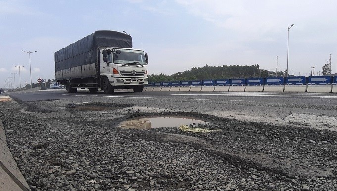 Cao tốc Đà Nẵng - Quảng Ngãi xuất hiện ổ gà VEC đổ lỗi tại ông trời? - Ảnh 1. Cao tốc Đà Nẵng - Quảng Ngãi xuất hiện ổ gà VEC đổ lỗi tại ông trời? - Ảnh 1.