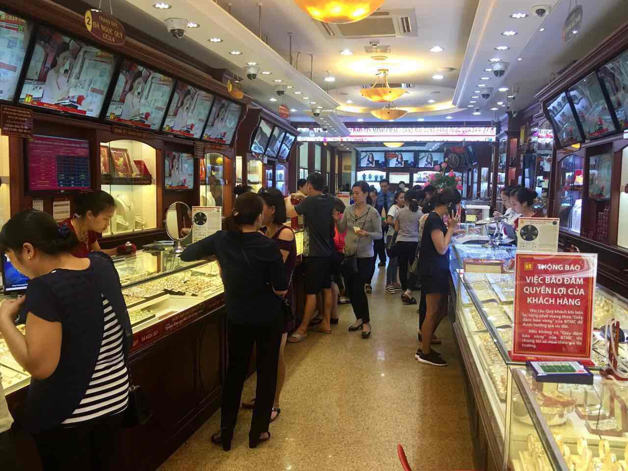 Giá vàng "rơi thẳng đứng", nhà đầu tư "bắt đáy" chuẩn bị thua lỗ thảm - Ảnh 2. Giá vàng "rơi thẳng đứng", nhà đầu tư "bắt đáy" chuẩn bị thua lỗ thảm - Ảnh 2.