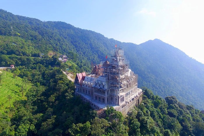 Đại gia nào đang “ngự trị” tòa lâu đài 400 tỷ đồng trên đỉnh Tam Đảo? - Ảnh 2. Đại gia nào đang “ngự trị” tòa lâu đài 400 tỷ đồng trên đỉnh Tam Đảo? - Ảnh 2.