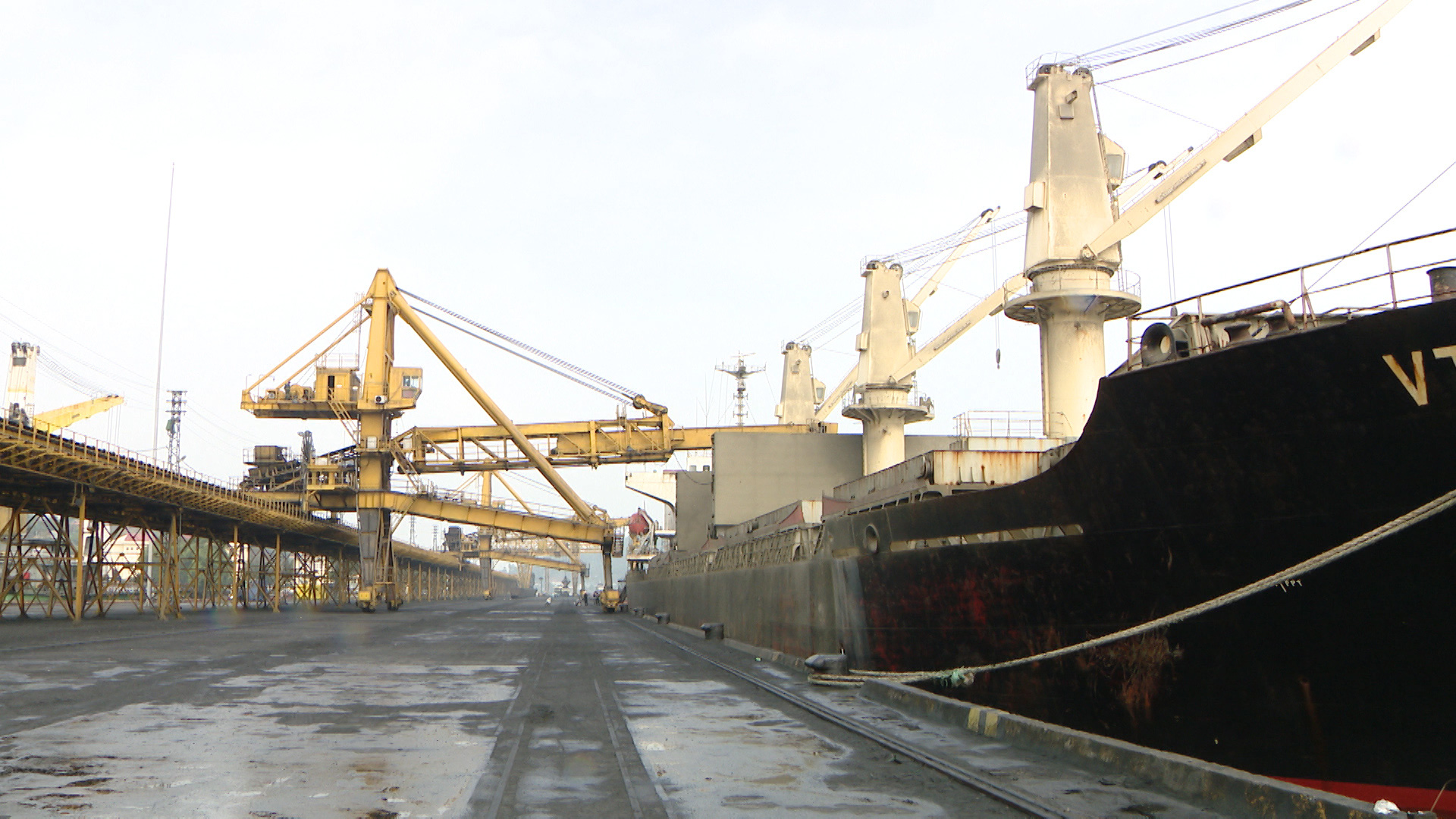 Quảng Ninh bốc rót những tấn than đầu tiên năm 2020 - Ảnh 1. Quảng Ninh bốc rót những tấn than đầu tiên năm 2020 - Ảnh 1.