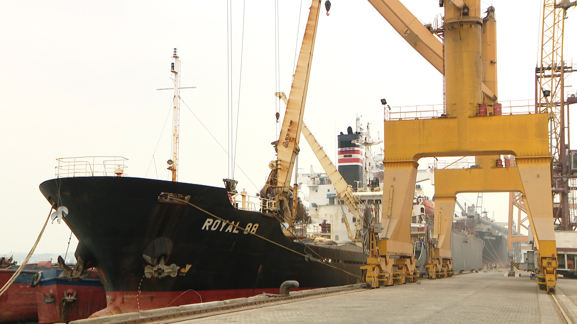 Quảng Ninh bốc rót những tấn than đầu tiên năm 2020 - Ảnh 2. Quảng Ninh bốc rót những tấn than đầu tiên năm 2020 - Ảnh 2.