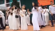 Dàn nữ sinh mặc áo dài làm cơ trưởng đứng bắt nhịp quẩy trước toàn trường trong lễ bế giảng