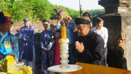Chủ tịch TT-Huế mặc áo dài khăn đóng dâng hương tri ân ông tổ áo dài Việt Nam 