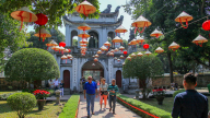 Du khách nước ngoài phải lòng Hà Nội