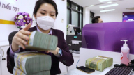 Lãi suất ngân hàng cao, người dân đi gửi tiền tăng vọt