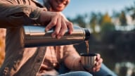 Chuyên gia cảnh báo dùng bình giữ nhiệt đựng loại nước này dễ sinh độc, gây ung thư