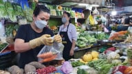 Tiểu thương giảm giá bó rau, con cá, tặng dầu ăn, bột ngọt... chia sẻ với người mua