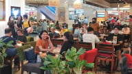 'Cuộc chiến' tìm quán cà phê để nghỉ trưa của dân công sở Sài Gòn