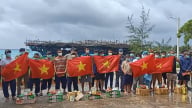Khánh Hòa: Trao tặng cờ Tổ quốc và quà cho ngư dân