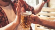 Ngày Tết ép buộc người khác uống rượu, bia có thể bị phạt đến 3 triệu đồng