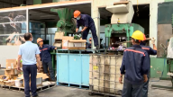 Xem cơ quan chức năng tiêu hủy lô hàng gần 18.000 sản phẩm nhập lậu, giả mạo tại TP.HCM