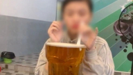 Thách uống 13 lon bia trong 12 phút: Chiêu bán hàng nguy hiểm